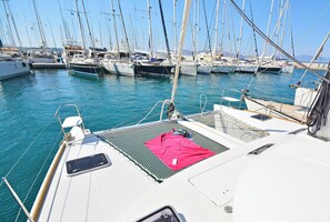 Ein Yachthafen mit mehreren Segelbooten, die dort liegen.