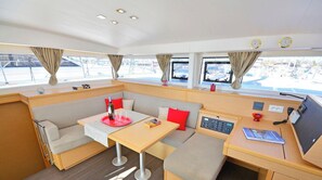 Eine Hütte mit Sofa, Tisch und Bedienfeld.
