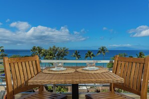 Outdoor dining - 200 Steps from the Beach | Sunset views! (Kihei)