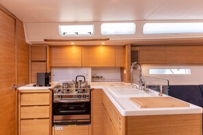 Private kitchen - Sun-Kissed Sailing Adventure in the Saronic Islands (Laurium)
