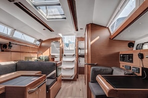 Un espacio interior compacto con kitchenette, zona de estar y panel de control.