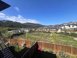 Un quartier résidentiel avec des maisons, une clôture en bois et un ciel dégagé.