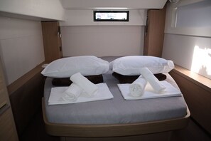 4 bedrooms, in-room safe - Sun-Kissed Sailing Adventure in Islas Sarónicas (Alimos)