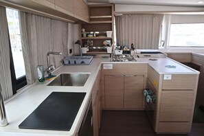 Private kitchen - Sun-Kissed Sailing Adventure in Islas Sarónicas (Alimos)