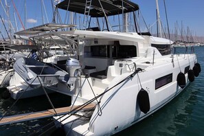 Marina - Sun-Kissed Sailing Adventure in Islas Sarónicas (Alimos)