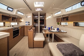 Private kitchen - Sun-Kissed Sailing Adventure in Islas Sarónicas (Alimos)