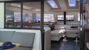 Ein modernes Interieur mit einer Sitzecke, einem Tisch und einem Fernseher.