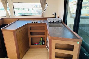 Private kitchen - Sun-Kissed Sailing Adventure in the Saronic Islands (Elliniko)