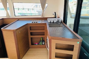 Private kitchen - Sun-Kissed Sailing Adventure in the Saronic Islands (Elliniko)