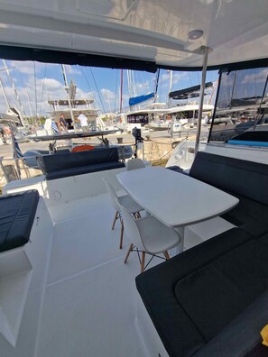 Outdoor dining - Sun-Kissed Sailing Adventure in Islas Sarónicas (Alimos)