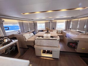Private kitchen - Sun-Kissed Sailing Adventure in Islas Sarónicas (Alimos)