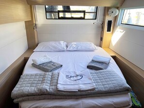 6 bedrooms, in-room safe - Sun-Kissed Sailing Adventure in Islas Sarónicas (Alimos)