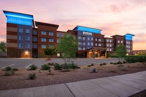 Ein Staybridge Hotel mit modernem Design, mehreren Etagen und einem Parkplatz.