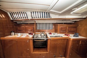 Private kitchen - Sun-Kissed Sailing Adventure in Islas Sarónicas (Alimos)