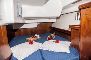 4 bedrooms, in-room safe - Sun-Kissed Sailing Adventure in Islas Sarónicas (Alimos)