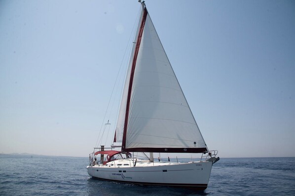 A sailboat named 'VASTARDIS' on calm waters. - Sun-Kissed Sailing Adventure in Islas Sarónicas (Alimos)