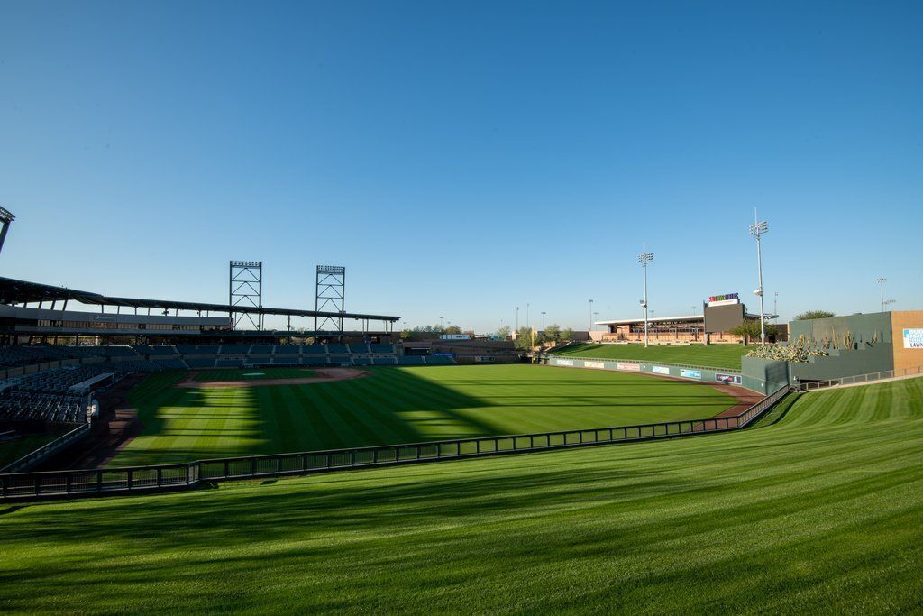 Un stade de baseball doté d’une grande zone réservée aux spectateurs, d  ’un terrain et d’un tableau d’affichage.