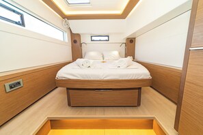 4 bedrooms, in-room safe - Sun-Kissed Sailing Adventure in the Saronic Islands (Laurium)