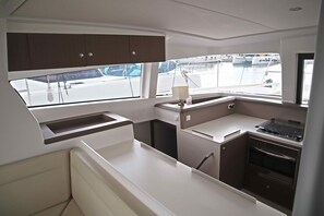 Private kitchen - Sun-Kissed Sailing Adventure in Islas Sarónicas (Alimos)