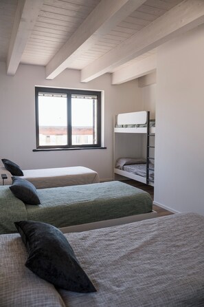 A room with bunk beds, a window, and a bed with pillows. - Maison Lagerstroemie -Exclusive Villa with Private Pool in Le Marche, Filottrano (Filottrano)