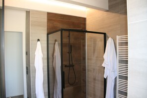 Dusche, Haartrockner, Bidet, Handtücher