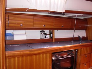 Private kitchen - Sun-Kissed Sailing: A Luxurious Beach Experience in Nikiti, Macedonia (Nikiti)