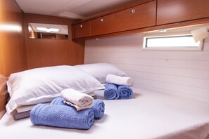 4 bedrooms, in-room safe - Sun-Kissed Sailing Adventure in Islas Sarónicas (Alimos)