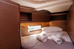 3 bedrooms, in-room safe - Sun-Kissed Sailing Adventure in Islas Sarónicas (Alimos)