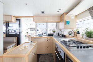 Private kitchen - Sun-Kissed Sailing Adventure in the Saronic Islands (Laurium)