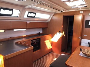 Interior - Sun-Kissed Sailing Adventure in Islas Sarónicas (Alimos)