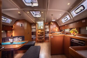 Interior - Sun-Kissed Sailing Adventure in Islas Sarónicas (Alimos)
