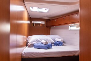 4 bedrooms, in-room safe - Sun-Kissed Sailing Adventure in Islas Sarónicas (Alimos)