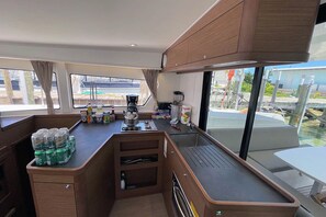 Private kitchen - Sun-Kissed Sailing Adventure in the Saronic Islands (Elliniko)
