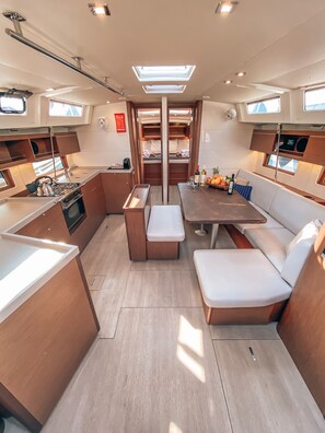 Private kitchen - Sun-Kissed Sailing Adventure in Islas Sarónicas (Alimos)