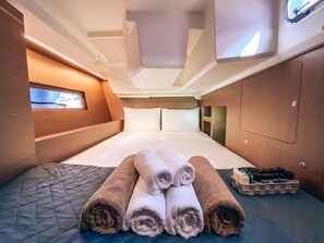 4 bedrooms - Sun-Kissed Sailing Adventure in Islas Sarónicas (Alimos)