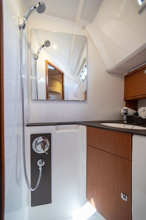Shower - Sun-Kissed Sailing Adventure in Islas Sarónicas (Alimos)