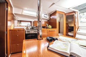 Interior - Sun-Kissed Sailing Adventure in Islas Sarónicas (Alimos)