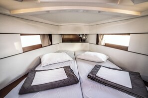 2 bedrooms, in-room safe - Sun-Kissed Sailing Adventure in Islas Sarónicas (Alimos)