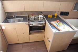 Private kitchen - Sun-Kissed Sailing Adventure in Islas Sarónicas (Alimos)
