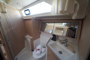 Shower - Sun-Kissed Sailing Adventure in Islas Sarónicas (Alimos)