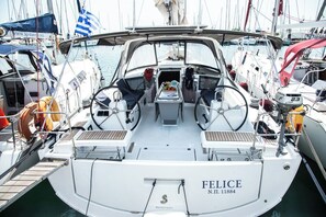 Marina - Sun-Kissed Sailing Adventure in Islas Sarónicas (Alimos)
