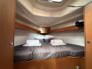 2 bedrooms, in-room safe - Sun-Kissed Sailing Adventure in Islas Sarónicas (Alimos)