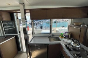 Private kitchen - Sun-Kissed Sailing Adventure in the Saronic Islands (Elliniko)