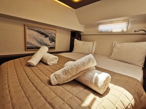 4 bedrooms, in-room safe - Sun-Kissed Sailing Adventure in Islas Sarónicas (Alimos)