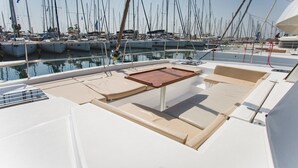 Ein Yachthafen mit mehreren Segelbooten, die dort liegen.