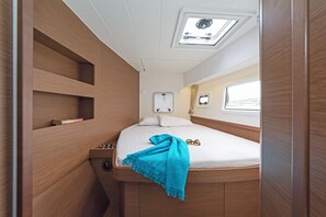 4 bedrooms, in-room safe - Sun-Kissed Sailing Adventure in the Saronic Islands (Laurium)
