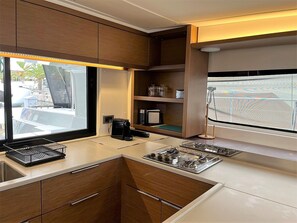 Private kitchen - Sun-Kissed Sailing Adventure in Islas Sarónicas (Alimos)