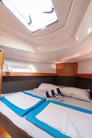 2 bedrooms - Sun-Kissed Sailing Adventure in Islas Sarónicas (Alimos)
