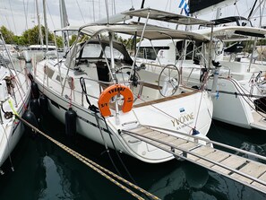 Marina - Sun-Kissed Sailing Adventure in Islas Sarónicas (Alimos)