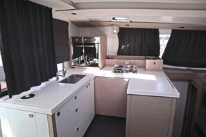 Private kitchen - Sun-Kissed Sailing Adventure in Islas Sarónicas (Alimos)